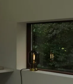 Amp bordslampa, grå-mässing
