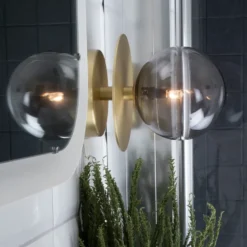 Art Deco 24 vägglampa IP44, rök/borstad mässing