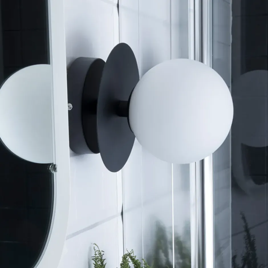 Art Deco 24 vägglampa IP44, rök/borstad mässing
