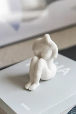 Art piece sittande kvinna 14 cm, Off-white