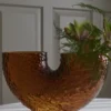 Arura vas låg, Amber