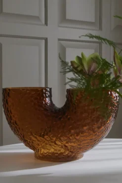 Arura vas låg, Amber