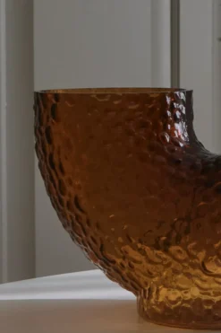 Arura vas låg, Amber
