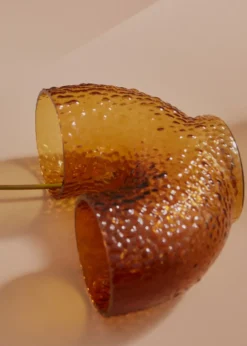 Arura vas låg, Amber