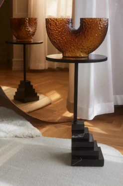 Arura vas låg, Amber