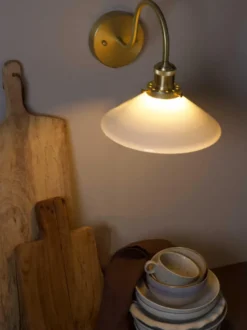 August vägglampa, Opal-mässing