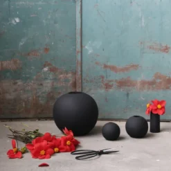 Ball vas black, 10 cm