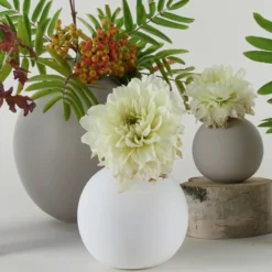 Ball vas white, 10 cm