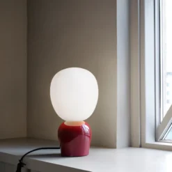 Buddy bordslampa opalglas, Vinröd