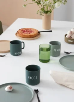 Design Letters favoritkopp med handtag 25 cl, Hygge-dark green