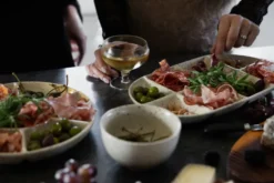 Ditte serveringsfat, Beige-vinröd