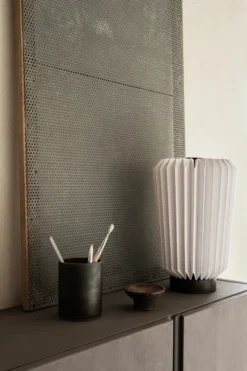 Filippa tabe bordslampa Ø20 cm, Vit-Svart