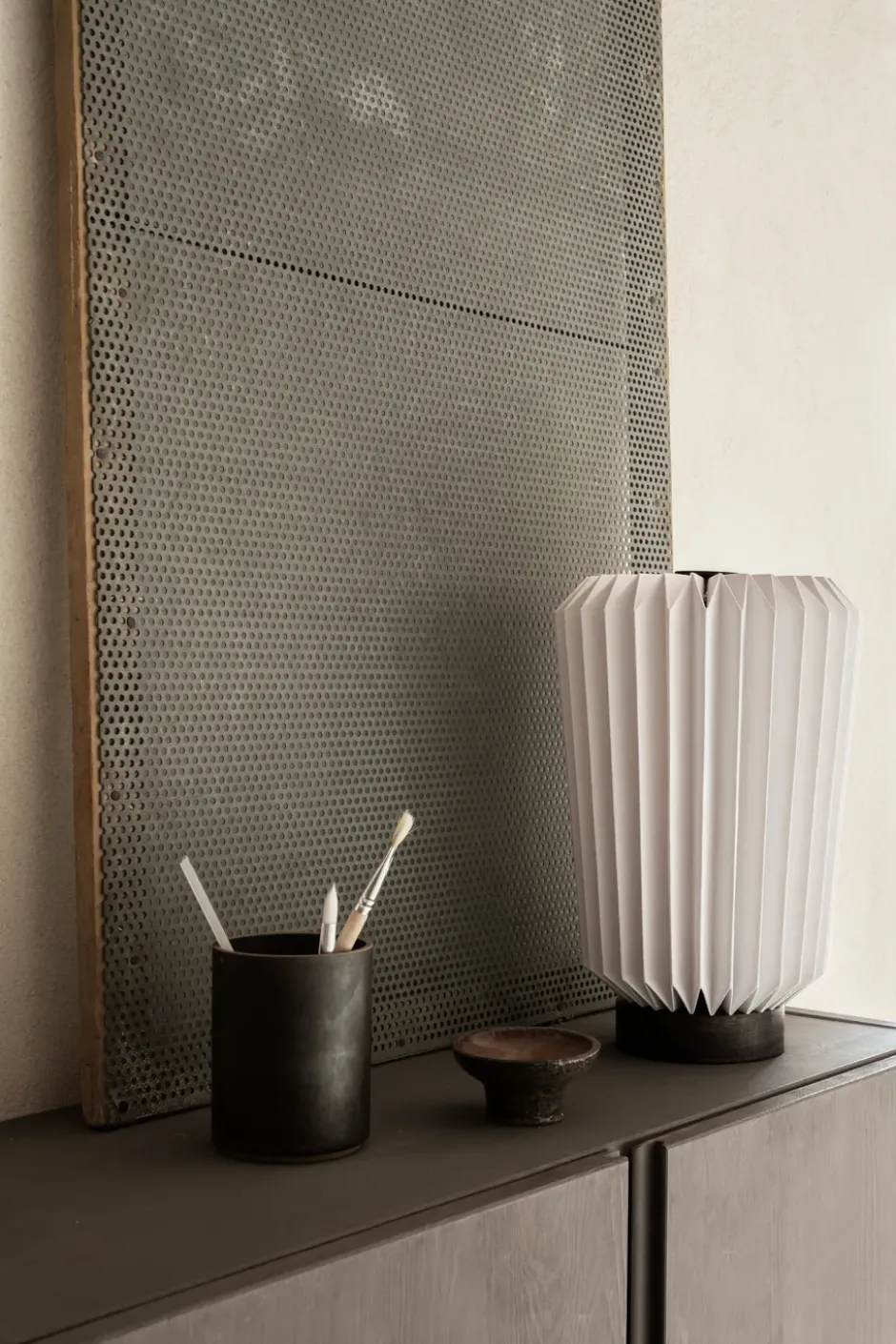 Filippa tabe bordslampa Ø20 cm, Vit-Svart
