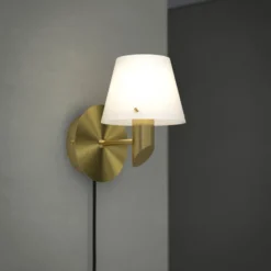 Gil vägglampa, Satin brass-opal glas