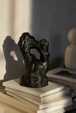 Grotto skulptur, Blackened Aluminium