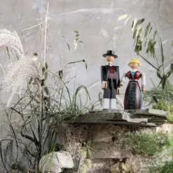 Kay Bojesen man i norsk folkdräkt, Svart-röd-vit