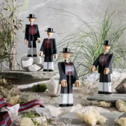 Kay Bojesen man i norsk folkdräkt, Svart-röd-vit