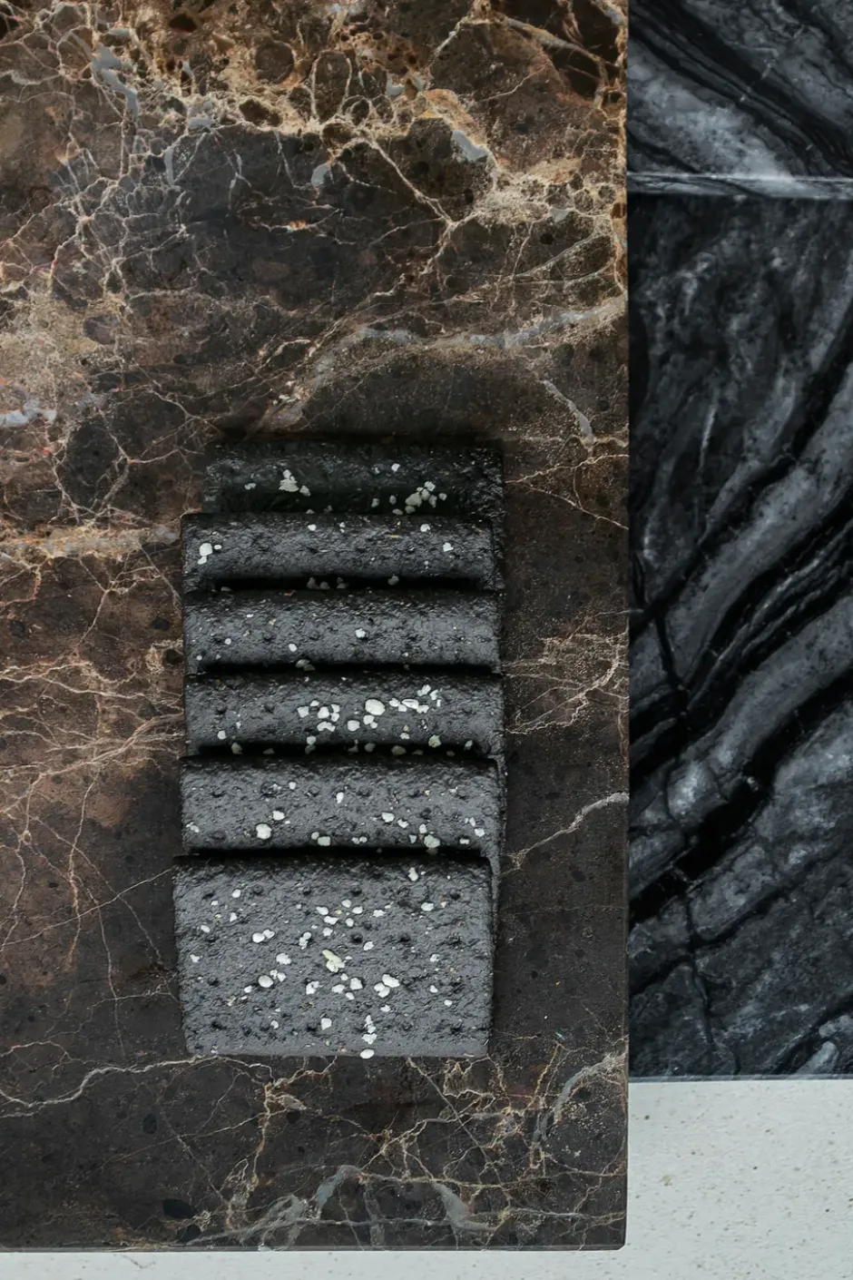 Marble serveringsbricka large 18x38 cm, Black-grey