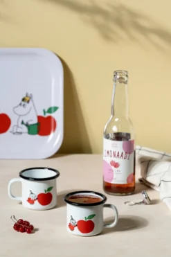Mumin emaljmugg 1,5 dl, Joyfull Apples