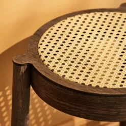 Pal pall med rottingsits, Rökt ek