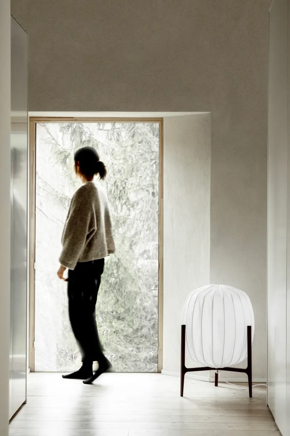 Prisma floor golvlampa Ø48 cm, Dark ash-white