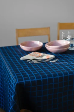 Rutig jacquardvävd bordsduk 147x147 cm, Blue-black