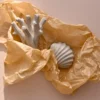 The Clam Shell skulptur 13 cm, Limestone