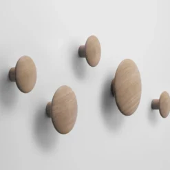 The Dots klädkrok ek, Ø17 cm
