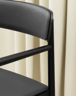 Timb karmstol med dyna, Black/ Ultra Leather - Black