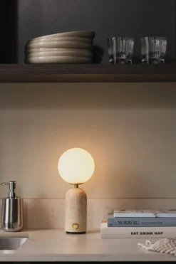 Torrano bordslampa portabel, Beige travertine