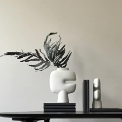 Tribal vas medio, Bone White
