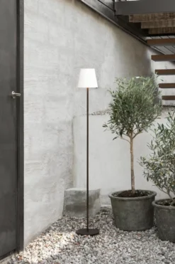 Tyra floor portable golvlampa Ø14 cm, Coffee