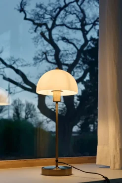 Vienda bordslampa, mässing-vit