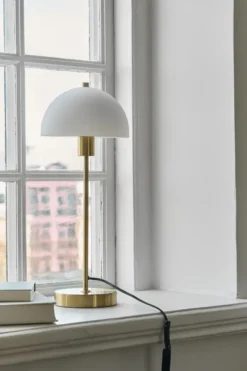 Vienda bordslampa, mässing-vit